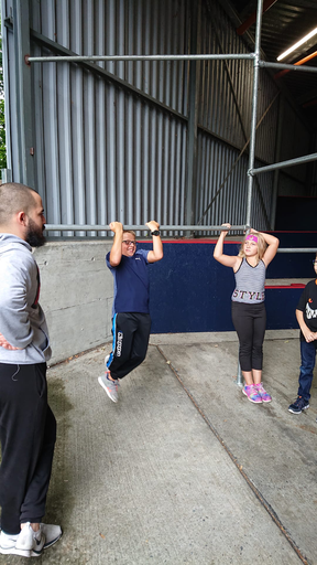 Starke kids beim Parkour